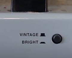 ROSS Compressor側面に配置されたVintage/Brightスイッチ。