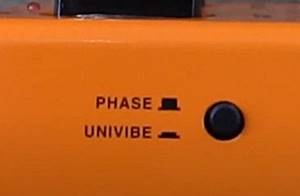 ROSS Phaser側面に配置されたPhase/Univibeスイッチ。