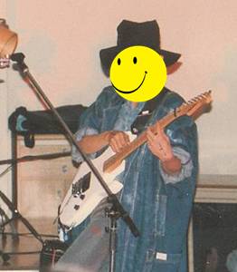 バンド活動中のTsune