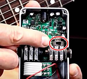 Electro-Harmonix OD Glove内部にある電圧切替スイッチ