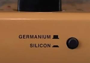 ROSS Distortion側面に配置されたゲルマニウム/シリコン切り替えスイッチ