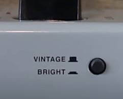 ROSS Compressor側面に配置されたVintage/Brightスイッチ