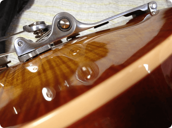 レスポールにBigsby B7とVibramate V7を使用すれば無加工で取り付け可能です